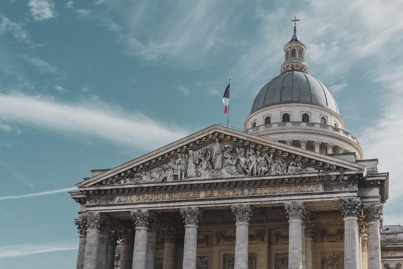 Le Panthéon de Paris, un chef-d'œuvre de l'architecture néoclassique française, symbole de grandeur et d'histoire.